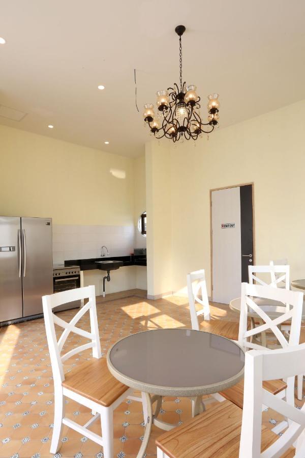 Urbanest Inn House Slipi 자카르타 외부 사진